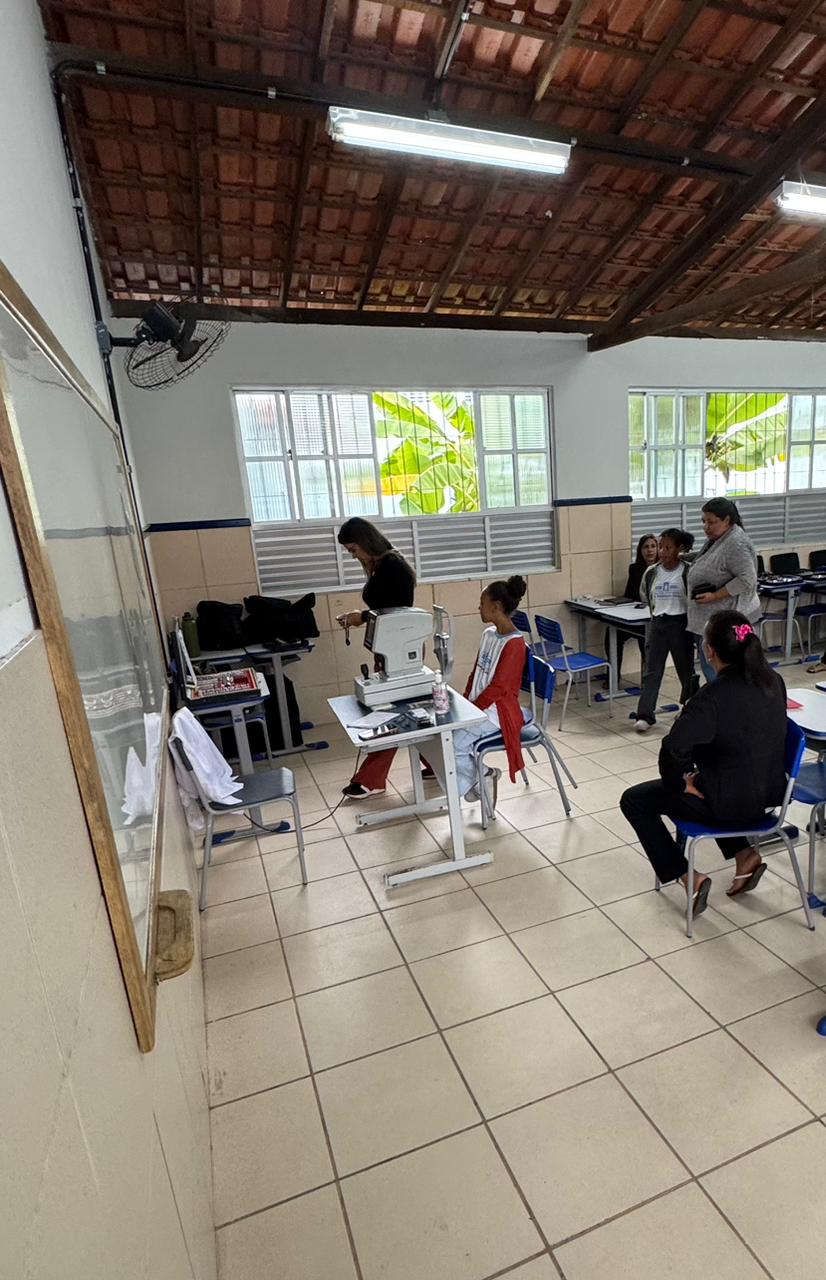 Equipe atendendo estudantes