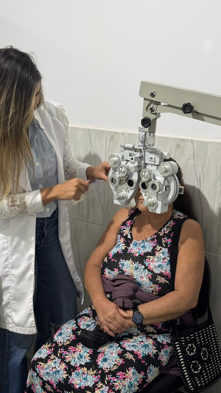 Criança com óculos novos na escola