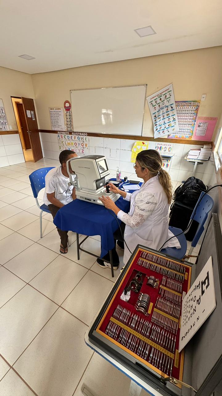 Médico oftalmologista examinando criança